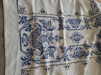 Lněný ubrus ručně vyšívány