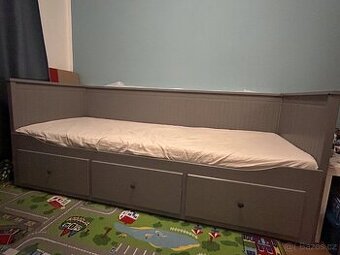 Rozkládací postel se zásuvkami + 2 matrace