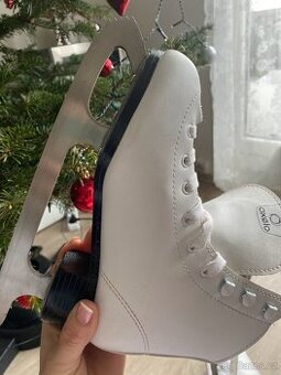 dívčí lední brusle vel. 35