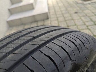Skoro nové letní 215/55 R17 Goodyear EfficientGrip Perform.2