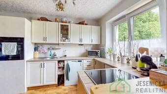 Prodej rodinného domu se zahradou + garáží a stavební parcel