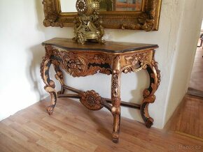 Zlatý konzolový stůl