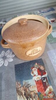 keramický hrníček a vazičky