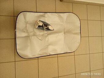 Téměř nepoužívaná napařovací žehlička s žehlicí dekou alutex