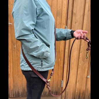 Kožené přepínací vodítko se zlatým kováním