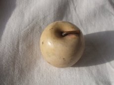 Mramorové jablíčko, stopka kovová, přelom 18.a 19.st