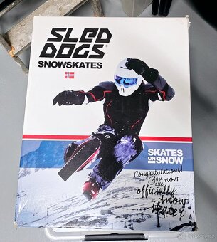 SLED DOGS SNOWSKATES