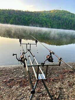 2 x naviják Shimano + 2 x prut Delphin + pouzdro Mivardi