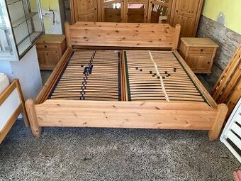 Prodám velkou dřevěnou postel 200 krát 200 cm