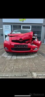 Bouraná toyota yaris - celek nebo na díly