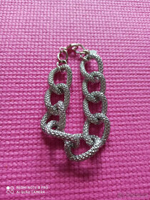 Krásný masivní náramek