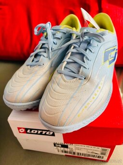 Dětské fotbalové kopačky Lotto v.38