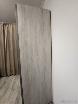 Moderní šatní skříň s posuvnými dveřmi – NOVÁ