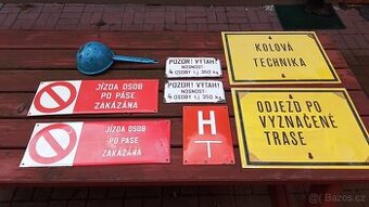 Smaltované cedule a cedník .