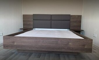 Nová designová postel, 2x noční  stolek, rošty a matrace