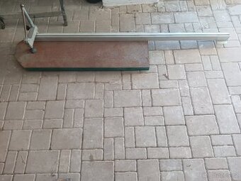 Litinový stůl s pravítkem rojek k spodní frézce