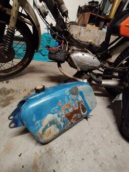 Koupím nádrž na jawa mustang