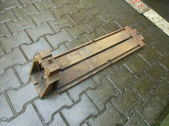 Naklápěcí upínací stůl s drážkami.