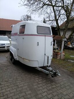 Přepravník 2 koní celolaminátový se sedlovnou MUSTANG