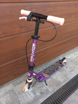 Dětská koloběžka Oxelo s brzdou na řídítkách a odpružením