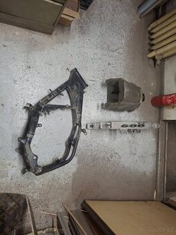 Rám ktm sx 125 2005, nádrž a kyvná vidlice ktm egs 600