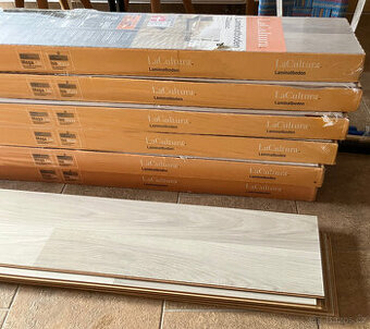 Laminátová plovoucí podlaha 15m2 voděodolnost zatížitelnost