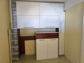 Vestavěná skříň