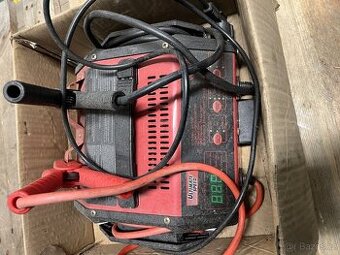 Auto nabíječka s funkcí pomocného startování