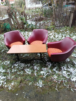 3ks retro křesla - Klubovky + stolek závody UP Praha