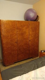 Šatní skříně, dýha Kořenec z r. 1947
