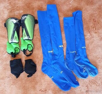 Fotbalové štulpny a chrániče