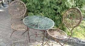 Kovový zahradní stůl a dvě židle