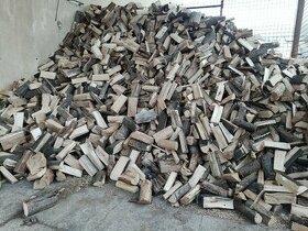 Štípané palivové dřevo tvrdé suché