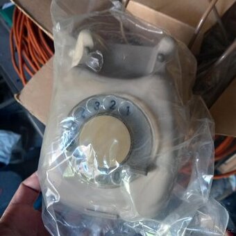 Starý vytáčecí telefon tesla z roku 1969 Skončeno