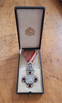 RU Stříbrný záslužný kříž FJI v etui, W.Kunz