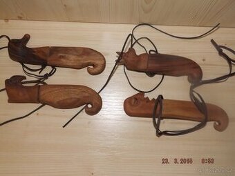 Prodám dřevěný přívěšek na krk s nožíkem-na houbaření