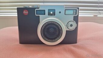 Prodám Leica Digilux 1 s akumulátorem, nabíječkou a pouzdrem