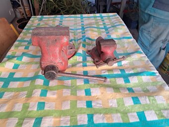 Prodám svéráky,plynovou bombu a motorek