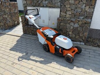 AKU sekacka STIHL s pojezdem-ZÁNOVNÍ