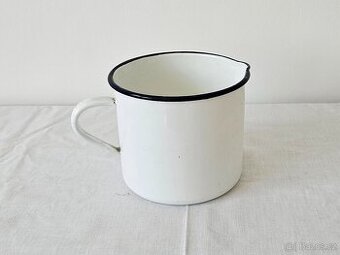 Starý smaltovaný bílý hrnec SFINX s výlevkou