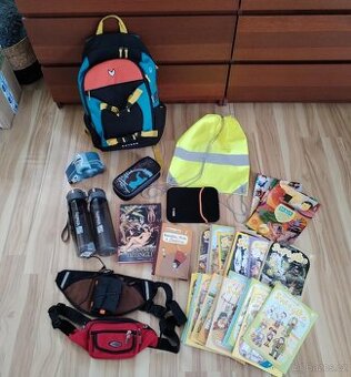 Školní batoh, školní potřeby, knihy, lahve, časopisy
