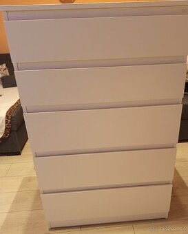 Bílá šuplíková komoda