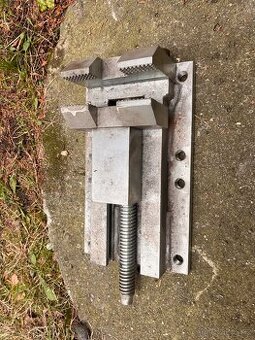 Strojní svěrák – masivní, velmi dobrý stav