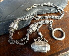 Stříbrný šatlén, řetízek na hodinky s přívěškem, R-U