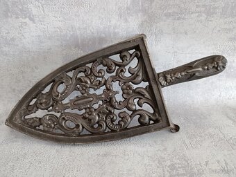 Velmi stará velká podložka pod starou žehličku.. Krásná