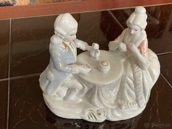 Prodám sousoší šlechtici u kávy