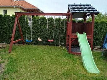 Domeček a houpačky, pískoviště a skluzavka