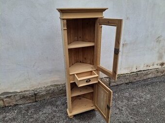 Ozdobná starožitná rohová skřín po renovaci