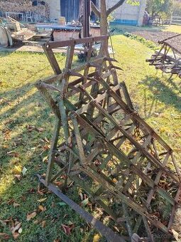 Brány a torzo pluhu.