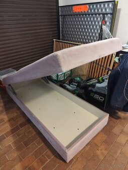 Kvalitní čalouněná válenda s úložným prostorem jako nová